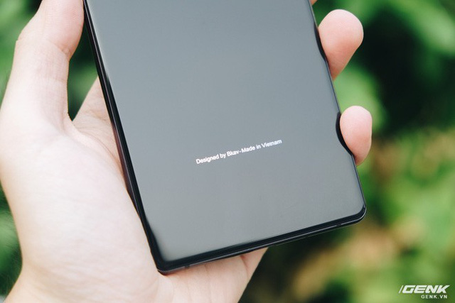 Trên tay & đánh giá nhanh Bphone 3 giá từ 6.99 triệu: Cuối cùng, người Việt đã có một chiếc smartphone đáng để tự hào - Ảnh 8. Trên tay & đánh giá nhanh Bphone 3 giá từ 6.99 triệu: Cuối cùng, người Việt đã có một chiếc smartphone đáng để tự hào - Ảnh 8.